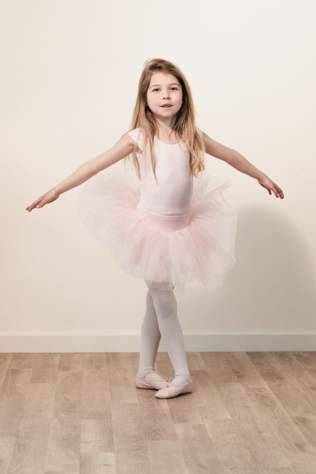 Une petite danseuse au studio photo | Cadeau d'anniversaire pour une enfant
