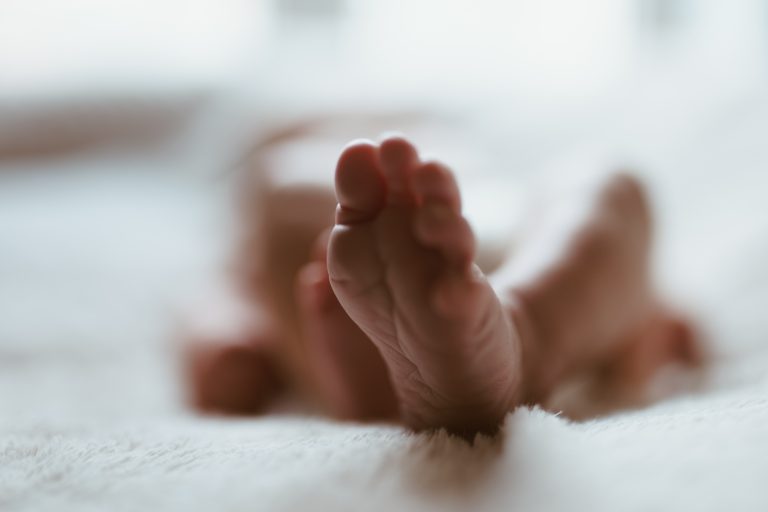 nouveau-né enfant bébé naissance photographe newborn pieds
