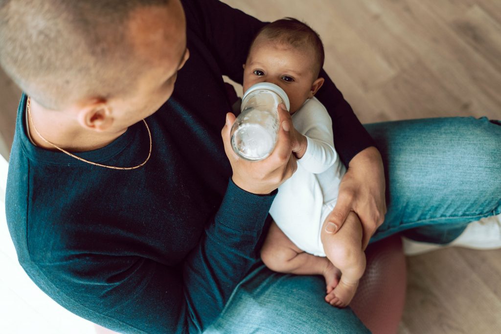 Bebe D Un Mois Les Portraits De Naissance D Une Jolie Petite Metisse Helene Douay Photographe