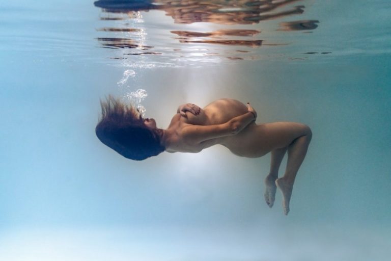 séance photo grossesse nue sous l'eau