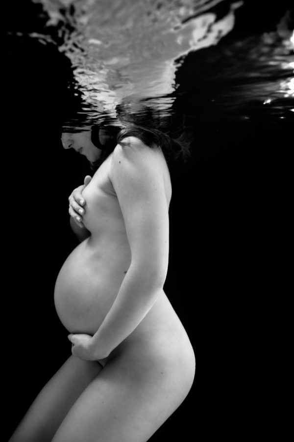 photo de grossesse en piscine sur fond noir