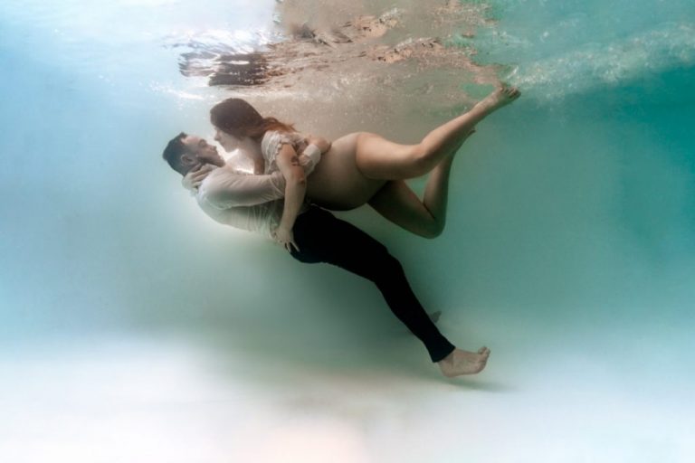 femme enceinte underwater couple