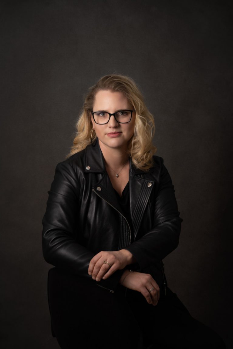 portrait professionnel femme blonde veste cuir noir lunettes